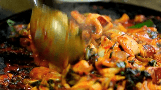 Mixing various seasoned vegetables and squid