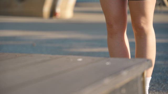 신발끈을 묶는 사람