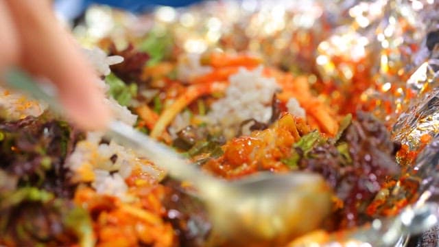 콩나물 돼지불고기에 밥과 상추를 섞어 만드는 볶음밥