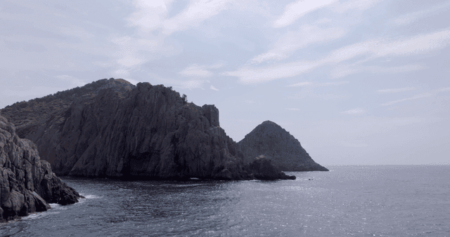 맑은 하늘 아래 바다의 바위 절벽