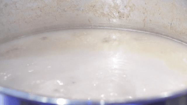 큰 냄비에서 끓고 있는 사골 육수