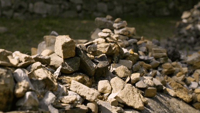 자연 속의 돌무더기