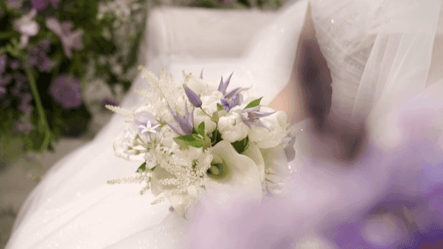 아름다운 부케를 든 신부