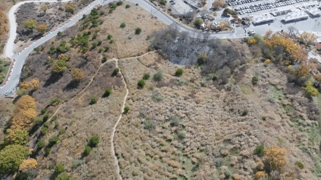 구불구불한 도로가 있는 광활한 산 풍경