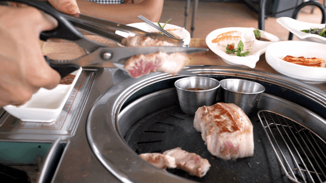 Scissors for cutting pork belly grilled on hot grill