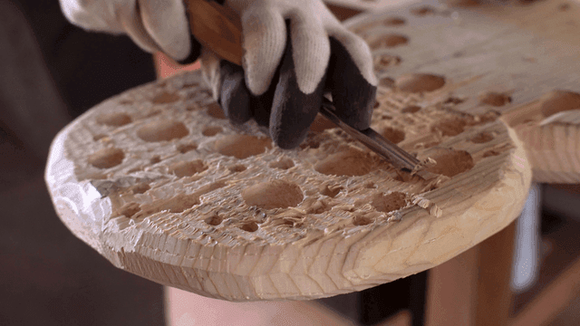 정교하고 세심한 나무 조각