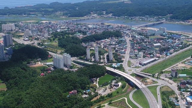 해안 도시 양양의 밀집된 도시 경관과 교통