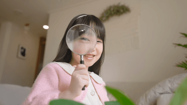 돋보기를 들고 탐구하는 아이