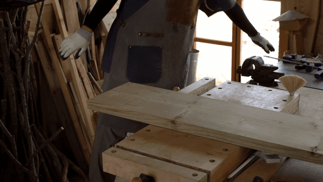 작업장에서 나무를 준비하는 사람