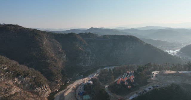 산의 협곡을 가로지르는 출렁다리의 경치