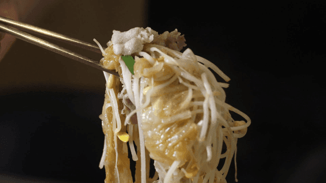 콩나물 백 묵은지 찌개 가득 들어 올린 집게