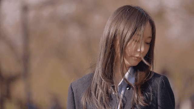 지친 기색이 역력한 공원에서의 여성의 얼굴