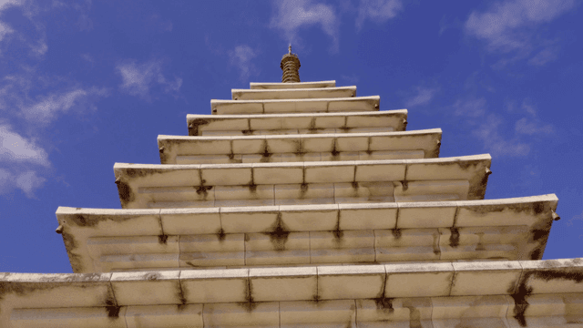 푸른 하늘 아래 전통 한국 석탑