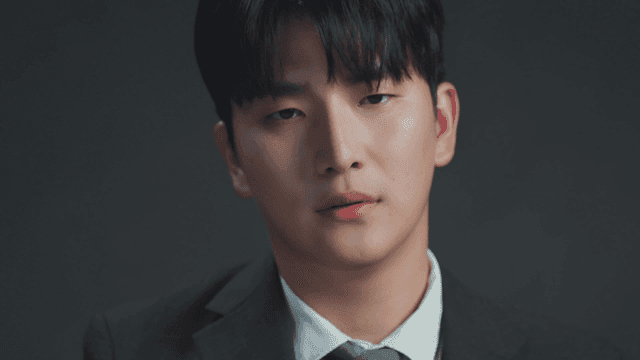 비트코인을 든 낙담한 표정의 남자