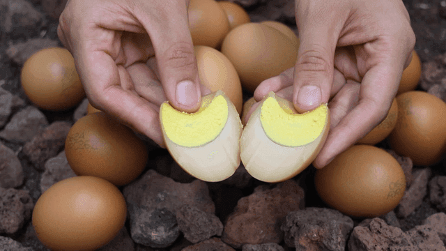 반으로 갈라진 맥반석 구운 계란