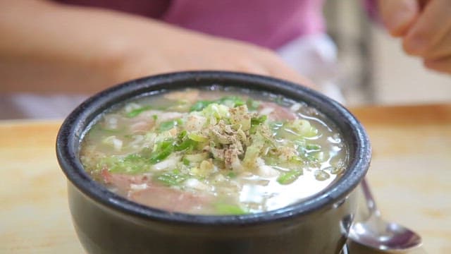 고기와 채소가 들어간 해장국