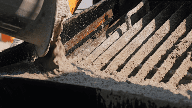 부어지고 평평해지는 콘크리트