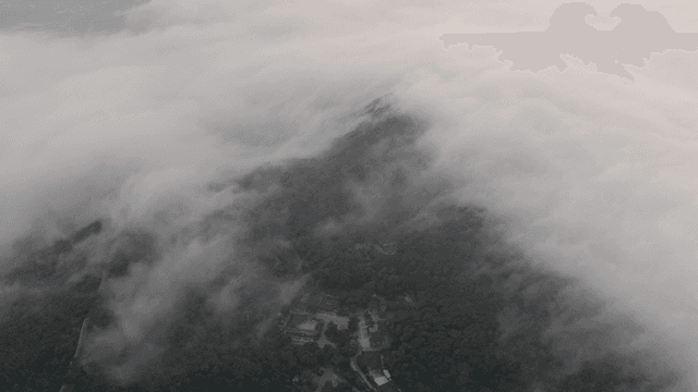 구름이 낀 안개 낀 산 풍경