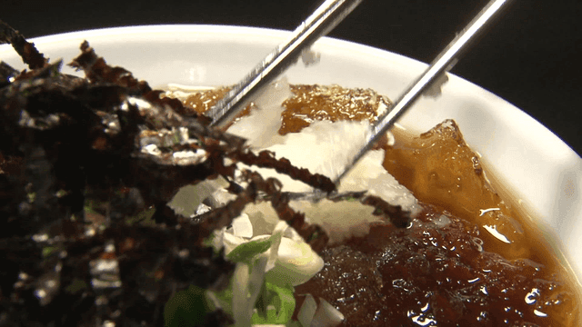 Grated radish placed on cold soba