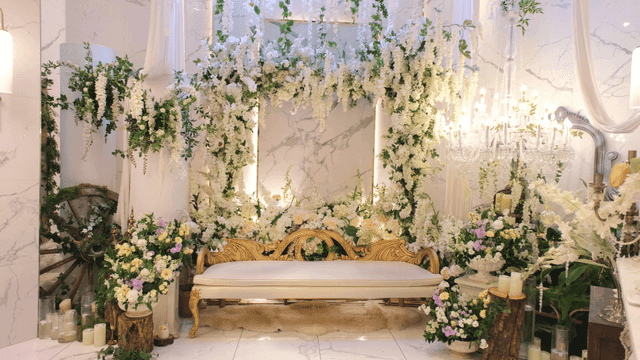 샹들리에와 우아한 꽃 장식된 신부 대기실