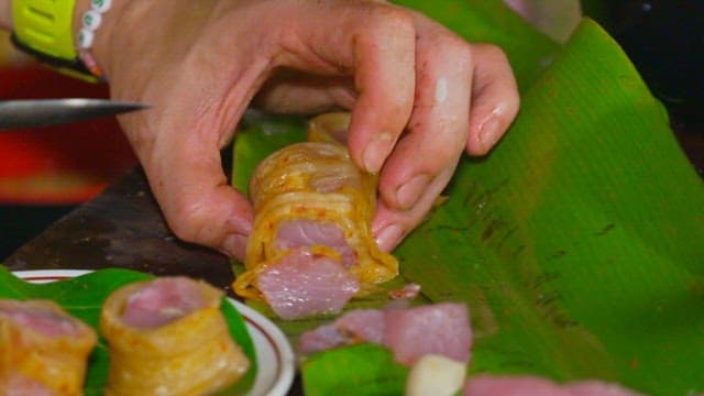 접시에 김치 참치 말이를 플레이팅 하는 모습