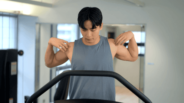 헬스장에서 러닝머신을 뛰는 남자