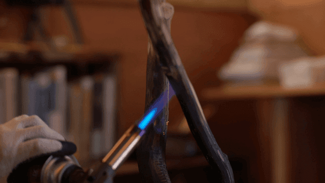 토치로 나무를 태우는 장면