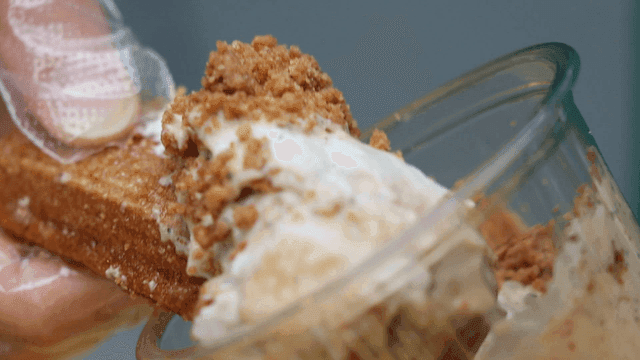 디저트 컵에 찍어 먹는 츄러스