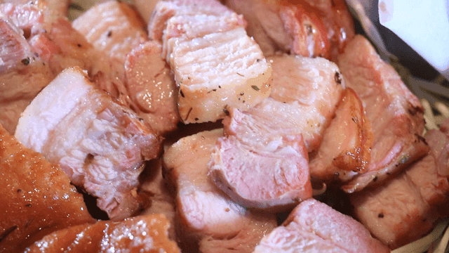 접시에 담긴 육즙 가득한 구운 돼지고기