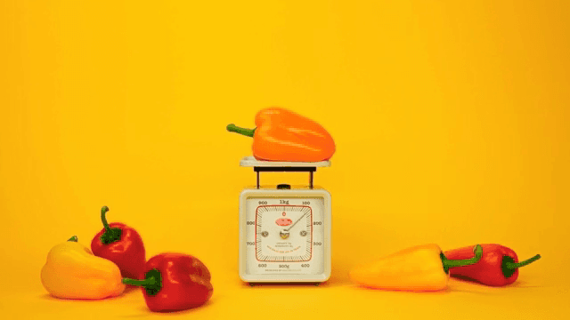 저울 위의 다채로운 피망