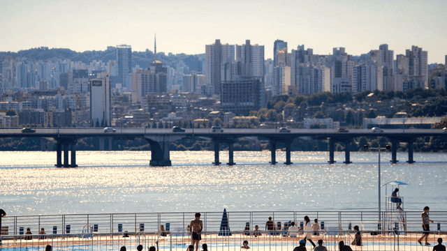 강변 수영장과 다리가 있는 도시 풍경