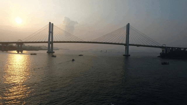 황금빛 해질녘 바다 위의 다리