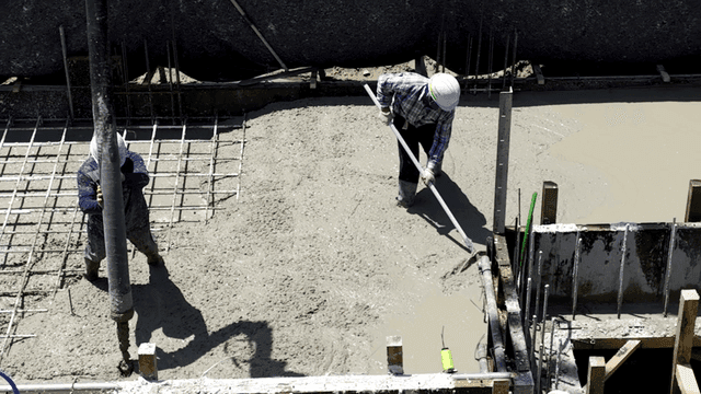 콘크리트를 붓는 건설 작업자들