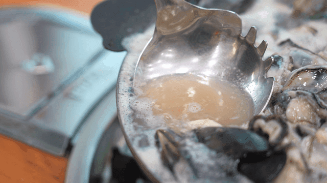 Ladle for scooping boiling oyster kalguksu broth