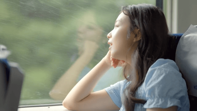 기차 창밖을 바라보는 여성