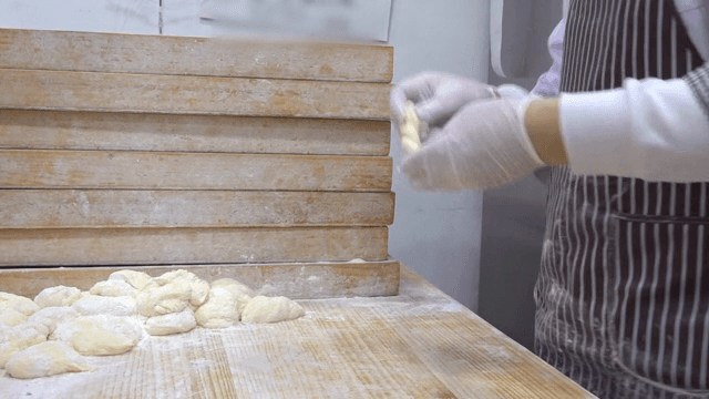 주방에서 반죽을 만드는 제빵사