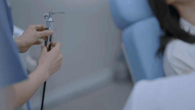 환자를 진찰하는 의사의 손