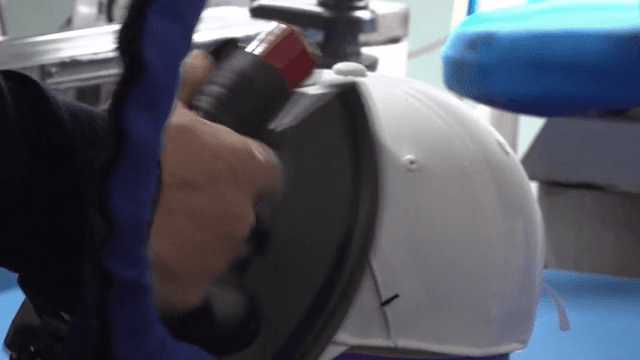 다리미로 눌러지는 모자