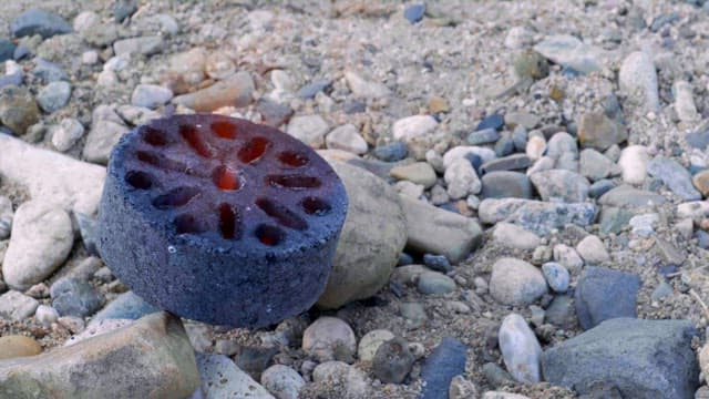 자갈밭 위에 놓인 타고있는 연탄