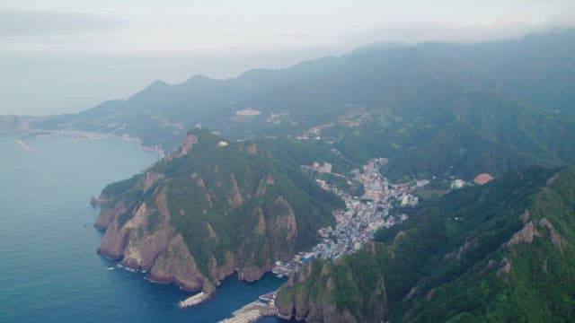 산 사이에 자리 잡은 해안 마을