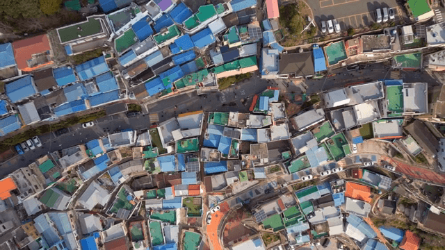 다채로운 색상의 언덕 마을