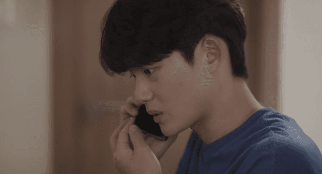 실내에서 전화 통화하는 남자