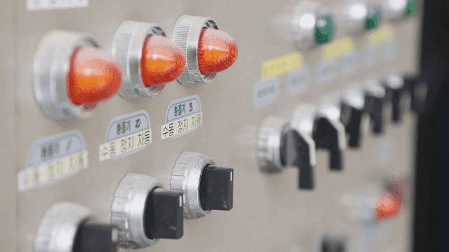 스위치와 불빛이 있는 제어 패널