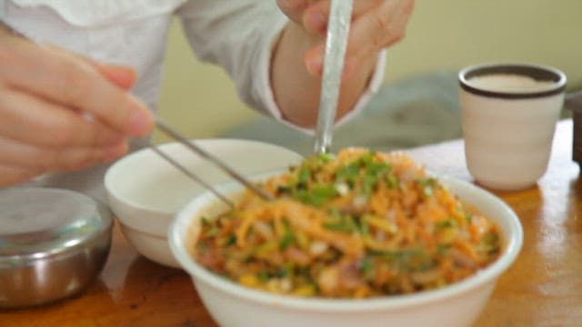 신선한 야채가 들어간 한치 물회