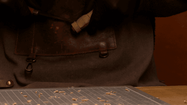 정밀하게 칼로 나무 조각하는 공예가