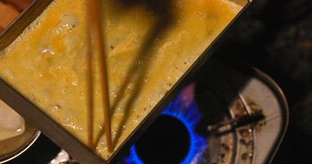 야외 그릴에서 계란말이 만들기