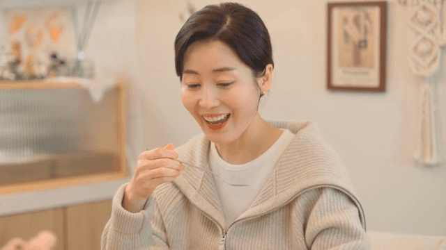 실내에서 식사를 즐기는 여성