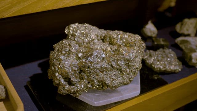 박물관에 전시된 반짝이는 광물
