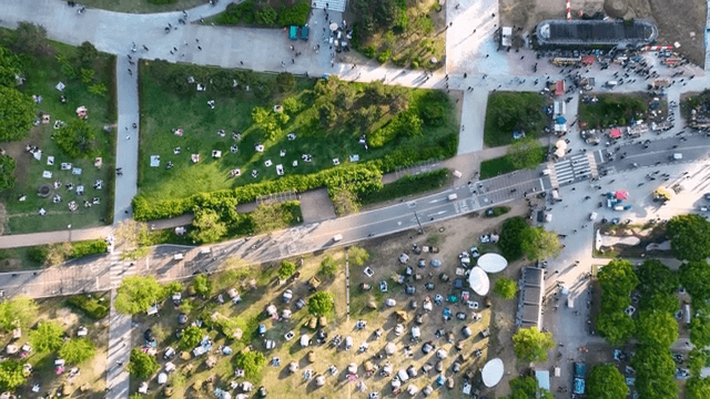 사람들과 차들이 있는 번화한 도시 공원