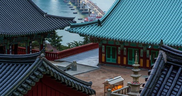 고요한 사찰의 저녁부터 밤까지의 풍경